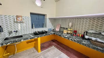 Réfrigérateur, micro-ondes, plaque de cuisson, bouilloire électrique