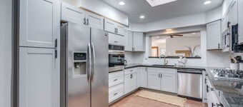 Pool & Hot Tub / Game Room / 5 BR 3 BA / Midtown