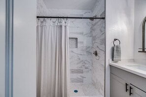 Hair dryer, towels - Pool & Hot Tub / Game Room / Midtown / 5 BR 3 BA (Tucson)