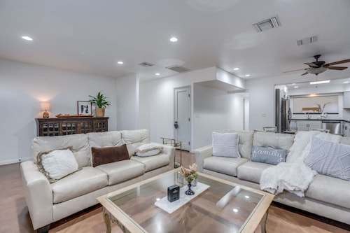 Pool & Hot Tub / 5 BR 3 BA / Game Room / Midtown