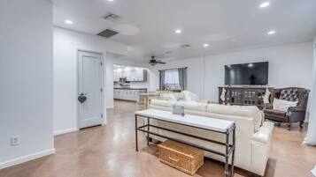 Smart TV, videojuegos, mesa de ping pong