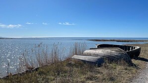 A beach with two boats and a grassy area. - Stunning home in Gotland with kitchen (Gotland)