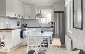 Kylskåp, mikrovågsugn, spishäll och diskmaskin
