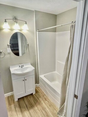 Chuveiro, secador de cabelo, toalhas de banho, sabonete