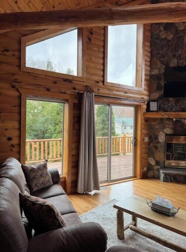 TV connectée, cheminée, baby-foot, table de tennis de table