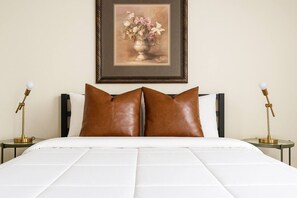 Skrivebord, strykejern/-brett, wi-fi (inkludert) og sengetøy