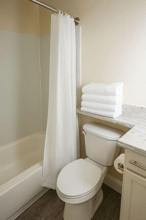 Hårføner, håndklær, såpe og sjampo