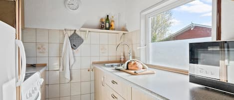 Fridge, oven, stovetop, coffee/tea maker