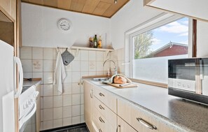 Kjøleskap, ovn, kokeplater og kaffetrakter/tekoker