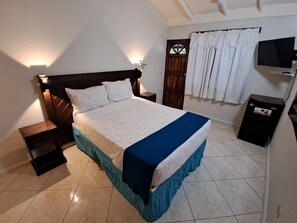 Minibar, caja de seguridad en la habitación y decoración personalizada 