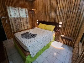 Minibar, caja de seguridad en la habitación y decoración personalizada 