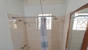 Un baño pequeño con inodoro, lavabo y zona de ducha.