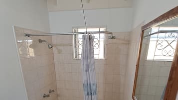Chambre Supérieure, vue jardin | Salle de bain
