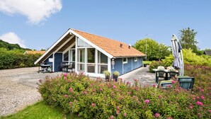 A small, single-story house with a sloped roof and large windows. - Lovely home in Middelfart with kitchen (Middelfart)