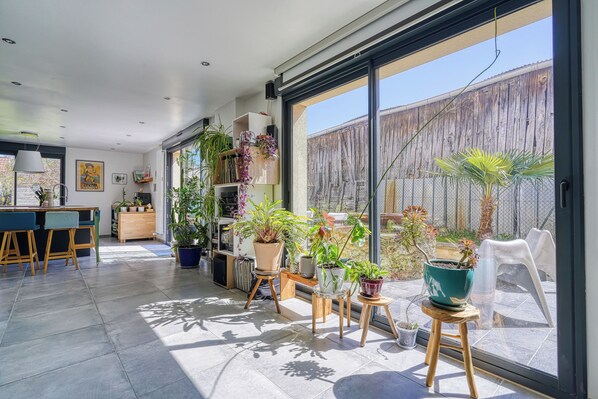 Interior - Modern house with large private garden. Ideal location for the Olympic Games ! (Le Mesnil-Saint-Denis)