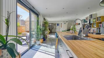 Een koelkast, een microgolfoven, een oven, een kookplaat