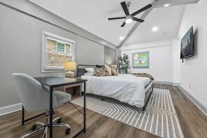 3 bedrooms, iron/ironing board, WiFi, bed sheets - The Suite Escape; Luxe- Modern Living in Metro Atl

 (Decatur)