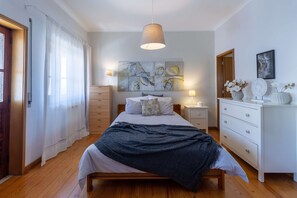 3 室のベッドルーム、WiFi (無料)、ベッドシーツ