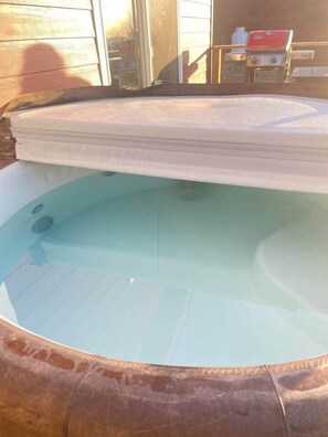 Outdoor spa tub - Beau Ridge Cabin (Little Cabin with a big view) (Linden)