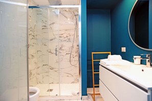 Shower, hair dryer, bidet - Giovio Duplex Apartment (Milano)