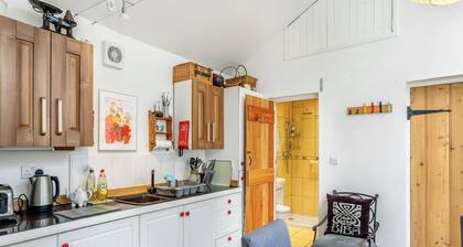 UK47248 - The Studio