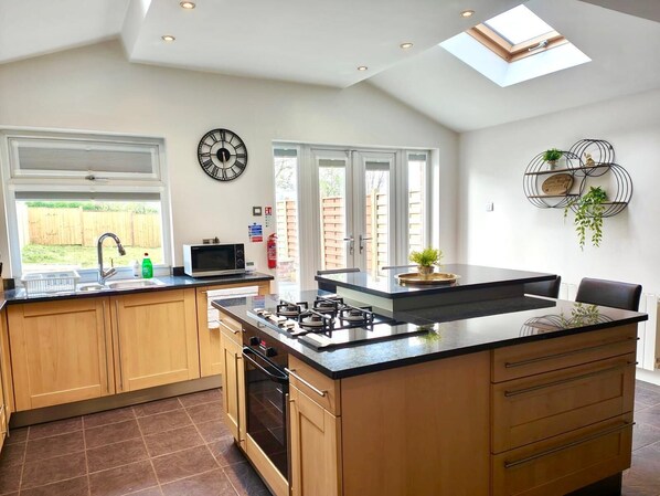 Kjøleskap, mikrobølgeovn, ovn og oppvaskmaskin