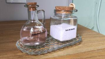 Ducha, bañera de hidromasaje, toallas y papel higiénico