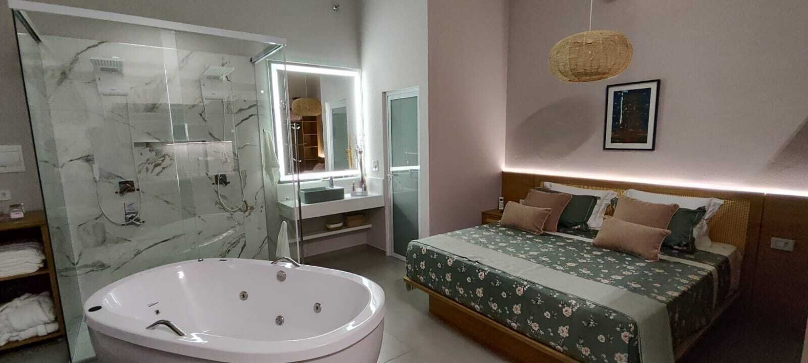 Chuveiro, banheira de hidromassagem, toalhas de banho, papel higiênico