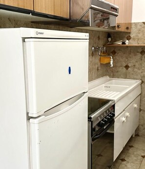 Fridge, oven, dining tables - SE075 - Senigallia, three-room apartment convenient to services and the sea (Senigallia)