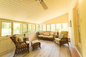 تلفزيون ذكي، مدفأة، تنس طاولة، كُتُب