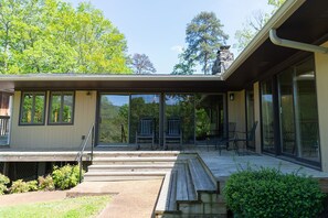 Terrace/patio - December openings! Stunning Midcentury modern home-sleeps 14! 24 private acres (Menlo)