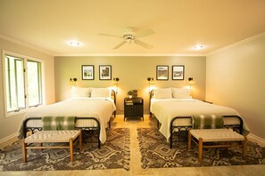 4 quartos, escrivaninha, ferros/tábuas de passar roupa, berço de viagem