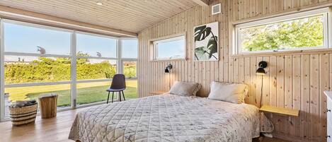 3 bedrooms, travel crib