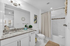 Sèche-cheveux, serviettes fournies, savon, shampoing