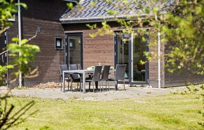 Outdoor dining - Cozy home in Asperup with kitchen (Asperup)