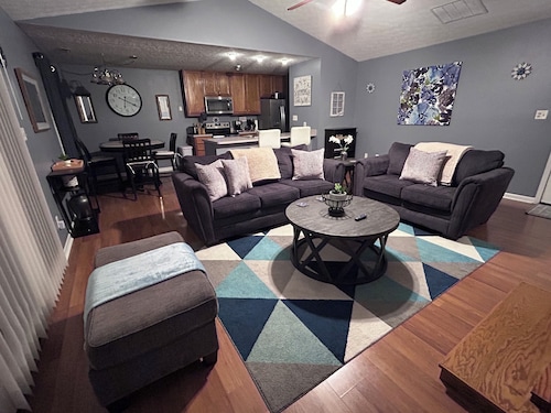 Quiet neighborhood/2 car garage/fire pit/backyard privacy fence/PET FRIENDLY 