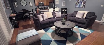 Quiet neighborhood/2 car garage/fire pit/backyard privacy fence/PET FRIENDLY 