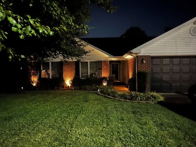 Quiet neighborhood/2 car garage/fire pit/backyard privacy fence/PET FRIENDLY 