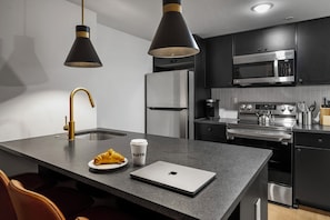 Apartment, 2 Bedrooms | Private kitchen | Full-size fridge, microwave, stovetop, dishwasher - Sosuite at The Loxley - Old City (Philadelphia)