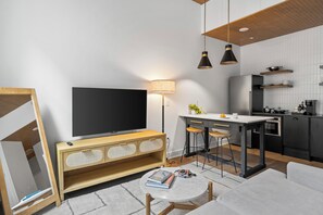 Studio, 1 Queen-Bett, zum Innenhof hin | Wohnbereich | Smart-TV, Streaming-Dienste