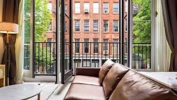 Suite, 2 letti queen, balcone | Area soggiorno | Smart TV, servizi in streaming