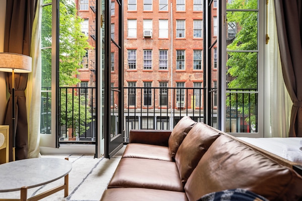 Suite, 2 Queen Beds, Balcony | Living area
