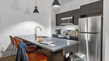 Apartamento, 2 quartos, no piso térreo | Cozinha privada | Geladeira grande, micro-ondas, cooktop, lava-louças