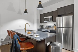 Appartement, 2 chambres, rez-de-chaussée | Cuisine privée | Grand réfrigérateur, micro-ondes, plaque de cuisson, lave-vaisselle