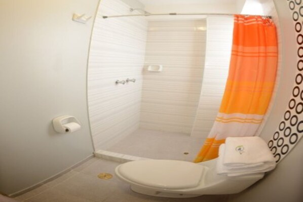 Douche, sèche-cheveux, serviettes fournies, savon