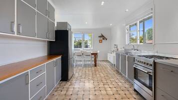 Kylskåp, mikrovågsugn, ugn och spishäll