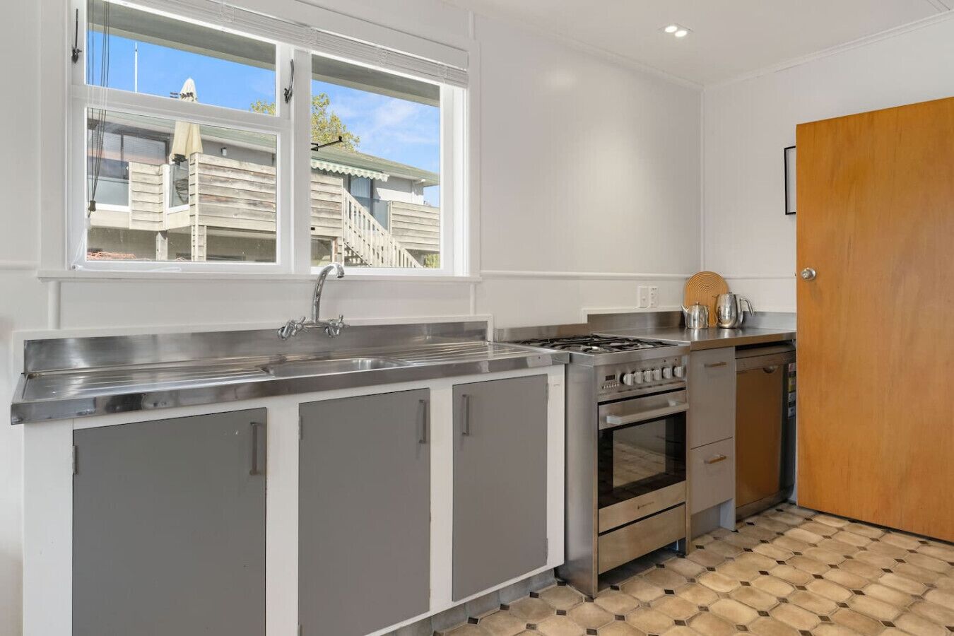 Køleskab, mikrobølgeovn, ovn, kogeplade