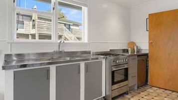 Køleskab, mikrobølgeovn, ovn, kogeplade