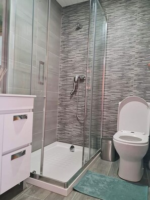 Dusj, hårføner, håndklær og såpe