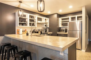 Coffee/tea maker, fridge, microwave, oven